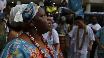 Mulher negra com vestes de religião de matriz africana