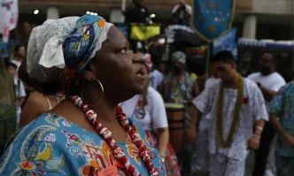 Mulher negra com vestes de religião de matriz africana