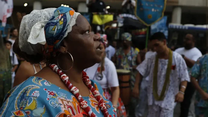 Mulher negra com vestes de religião de matriz africana