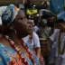 Mulher negra com vestes de religião de matriz africana