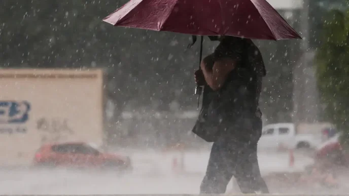 mulher com guarda-chuva