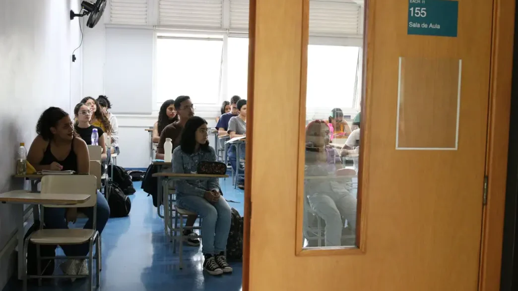 Pessoas em prova de vestibular