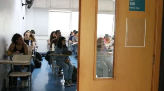 Pessoas em prova de vestibular