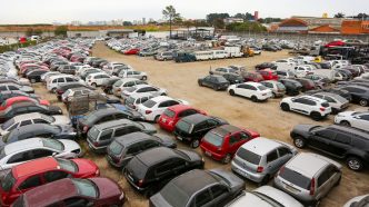 Automóveis em pátio de guincho