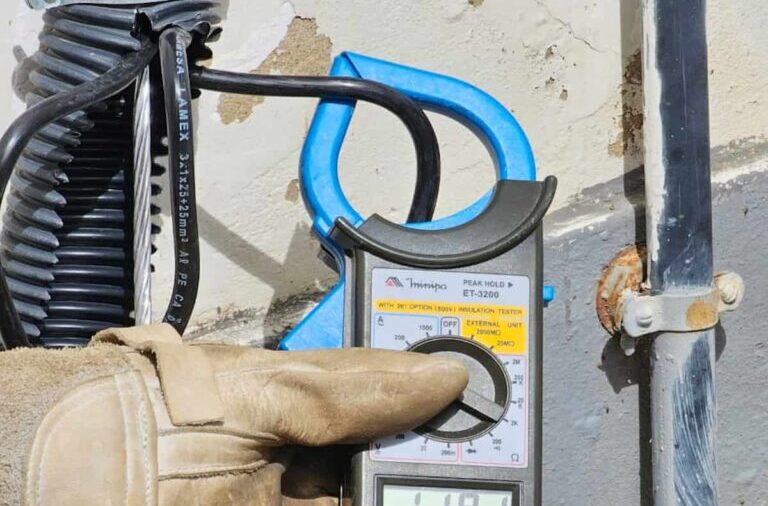 Técnico medindo a corrente de energia.