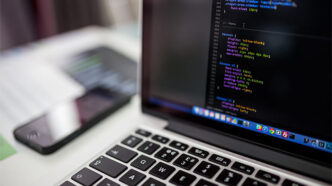 notebook com tela abertar em editor de CSS