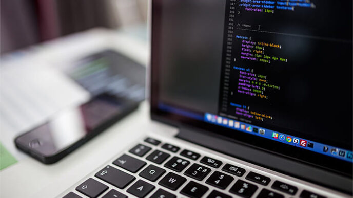 notebook com tela abertar em editor de CSS