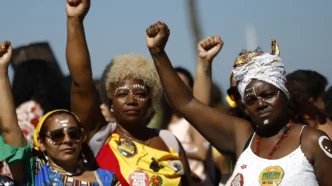 mulheres negras com os braços levantados