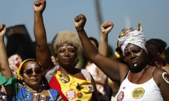 mulheres negras com os braços levantados