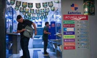 pessoas na lotérica
